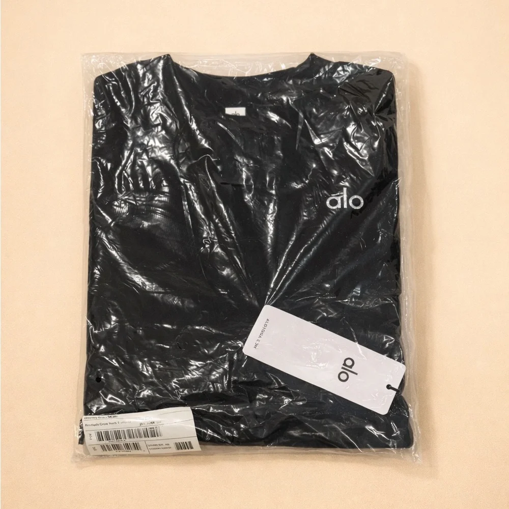 ALO Yoga Black Crewneck Sweatshirt with Subtle Logo - Picture 3 of 4